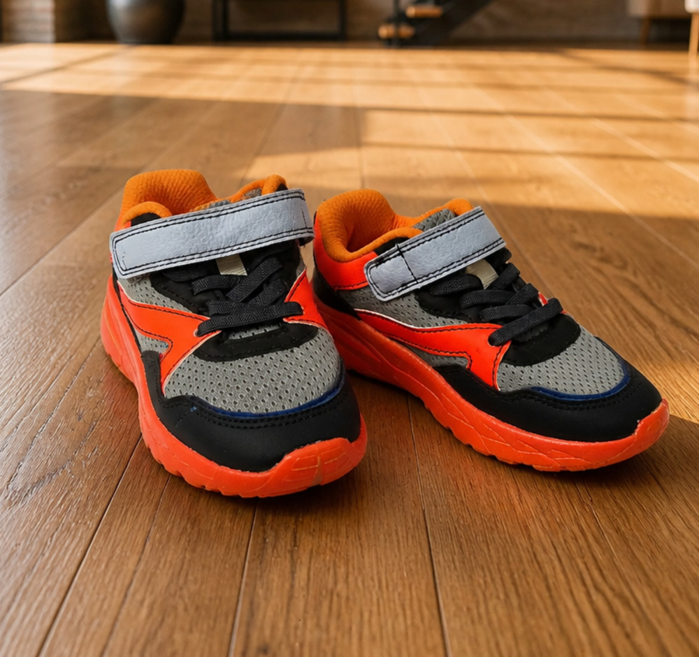 NWOB  Boys Hook And Loop Sneakers Size EU30-US12